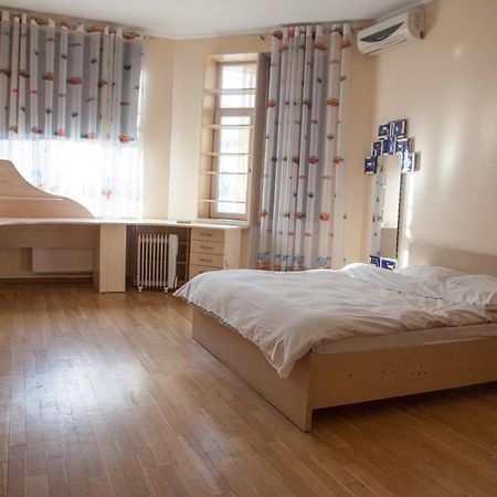 Two Bedroom Apartment With Balcony Kiev Luaran gambar