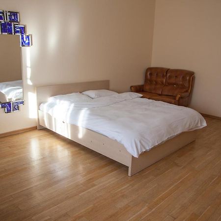 Two Bedroom Apartment With Balcony Kiev Luaran gambar
