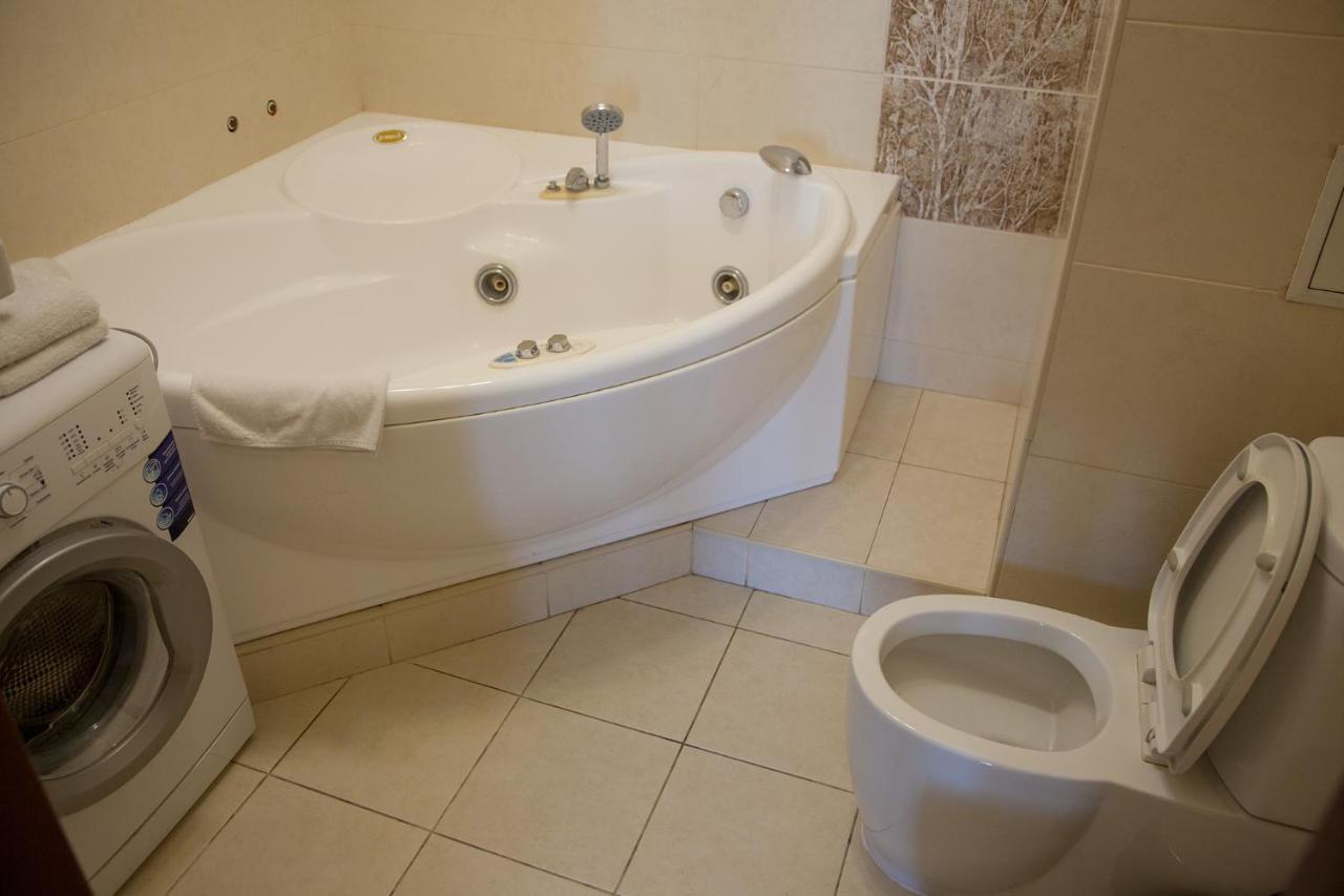 Two Bedroom Apartment With Balcony Kiev Luaran gambar