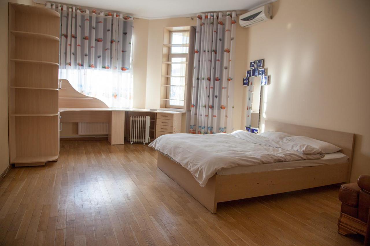 Two Bedroom Apartment With Balcony Kiev Luaran gambar