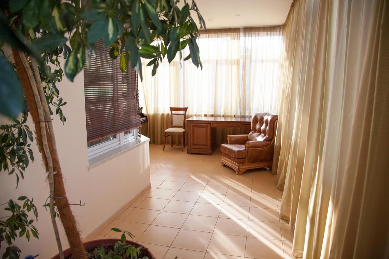 Two Bedroom Apartment With Balcony Kiev Luaran gambar