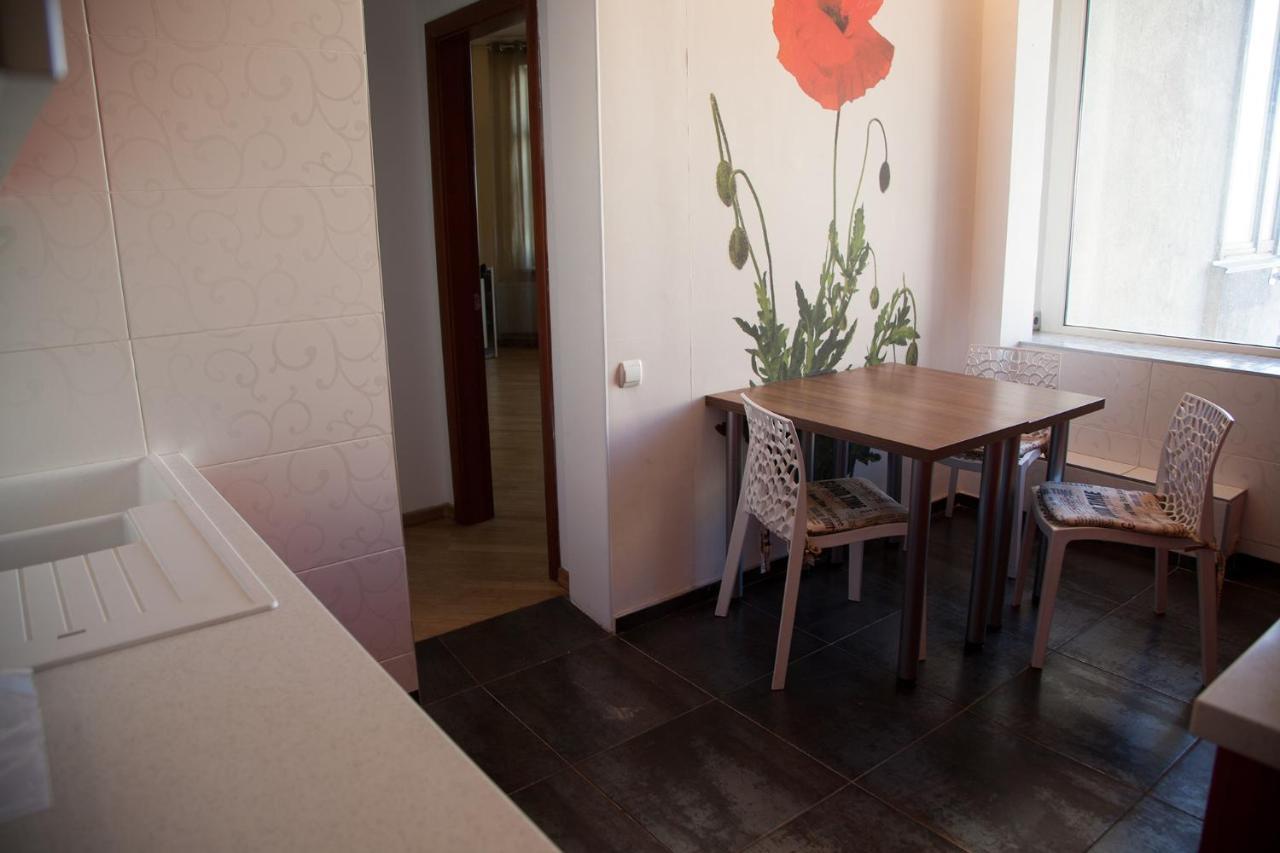 Two Bedroom Apartment With Balcony Kiev Luaran gambar