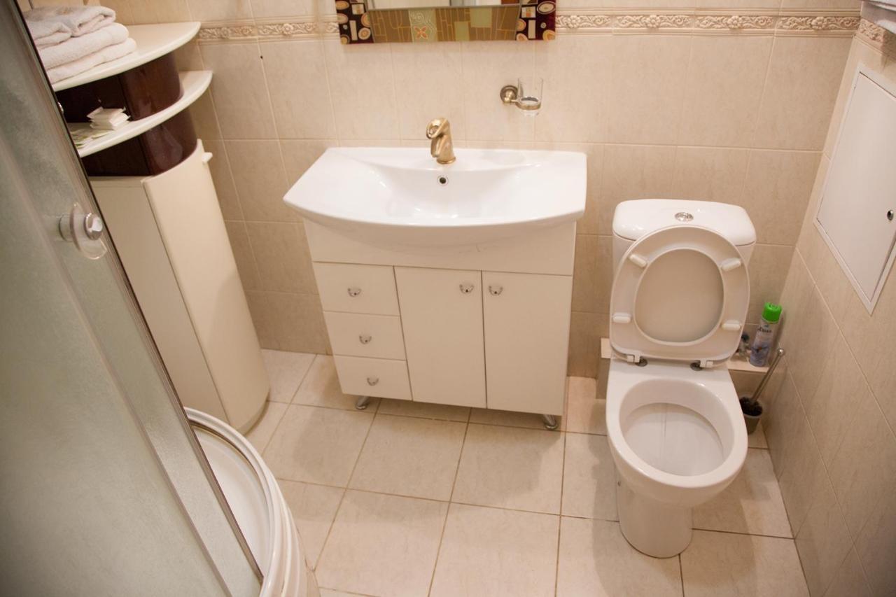 Two Bedroom Apartment With Balcony Kiev Luaran gambar