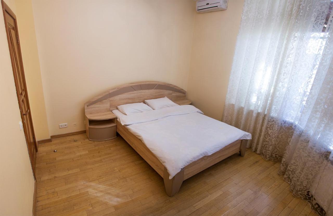 Two Bedroom Apartment With Balcony Kiev Luaran gambar